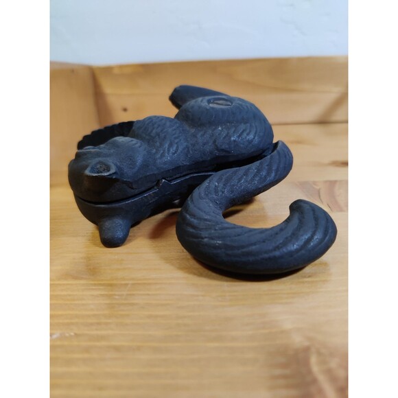Vintage Black Cast Iron Squirrel Nut Cracker 4" Tail Is Lever - Picture 6 of 7
